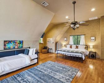 Beautifully Secluded 3br Home - 达拉斯 - 睡房
