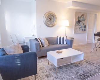 PRIVATE - Guest Suite in Renfrew Heights near skytrain, bus, groceries, parks - 温哥华 - 客厅