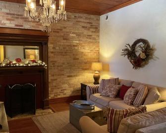 A Warm and Cozy in the heart of downtown Lake Odessa, Michigan - Lake Odessa - 客厅