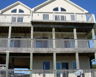 Family Friendly Canal Front Beach Home--Pet Friendly/Rec room/New Hot Tub - Frisco - 建筑