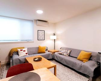 Quiet & Charming Seattle 2br Walkable Location - 西雅图 - 客厅
