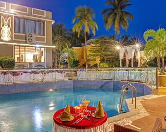 玛新德拉金合欢棕榈树俱乐部酒店 - 柯瓦 - 游泳池