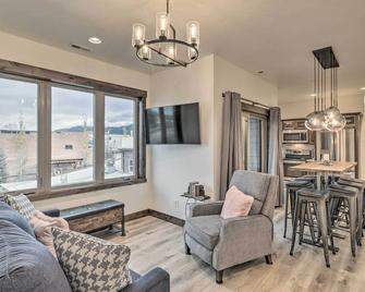 Sleek Columbia Falls Condo Centrally Located! - 哥伦比亚福尔斯 - 客厅