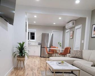 Completely Remodeled Brand New 1 Br/ 2 Bed Home - 托伦斯 - 客厅