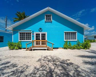 Waterfront Haven House with Boat Basin & Ramp - Summerland Key - 建筑