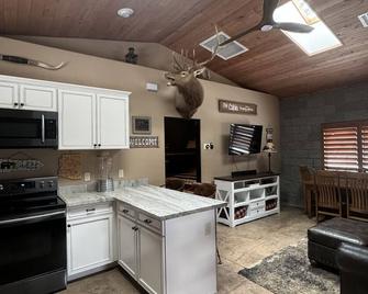 Cozy Cabin in the Pines! Close to the Polar Express, Grand Canyon & Bearizona - 威廉姆斯 - 厨房