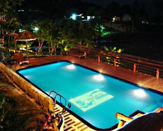 皮皮岛英普景观酒店 - 甲米 - 游泳池