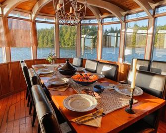 Floating Bed & Breakfast - 尤克卢利特 - 餐厅