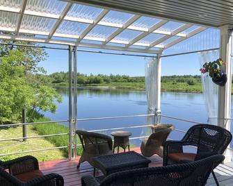 Une Chaleureuse Maison Dans un Jardin sur les Rives D'une Rivière - L'Avenir - 阳台