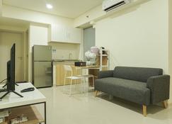 全新现代2BR Meikarta公寓 - Cikarang - 客厅