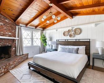 Relax and Recharge: Spacious 4 bd Getaway - 圣地亚哥 - 睡房