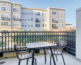 Premium Santana Row 1BR w/ Gym & Pool, 10 mins to Google, by Blueground - 圣何塞 - 阳台