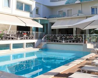 卢克索海滩酒店 - 卡托利卡 - 游泳池