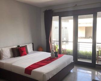 RedDoorz靠近jimbaran Beach 2的酒店 - 库塔 - 睡房