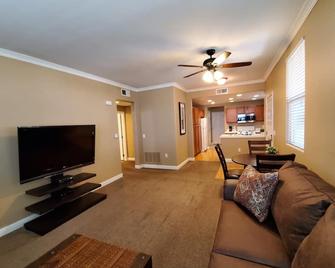 Exclusive Westlake Condo w/ Gym, Pool, Washer & Dryer In Unit & Private Garage - 萨克拉门托 - 客厅