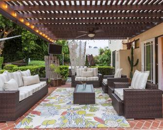 Dreamy Spanish Retreat - Hot Tub, Walk to Shops - 圣地亚哥 - 露台