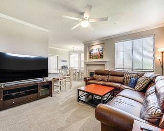 Near Spring Training Mesa Condo with Pool Access! - 梅萨 - 客厅