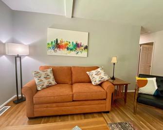 Centrally Located Pet-Friendly Home With a Fenced Backyard - 夏洛特 - 客厅