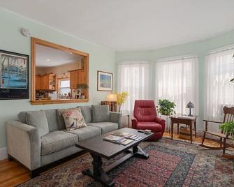Portland B&B room - steps from Eastern Prom and beach and close to town too! - 波特兰 - 客厅