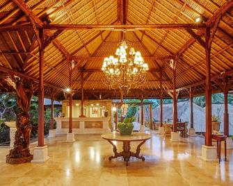 罗威那拜阁斯宫酒店 - 新加拉惹 - 大厅