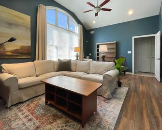 Stunning SouthPark Guesthouse, bright & welcoming! - 夏洛特 - 客厅