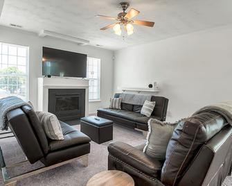 30+ Days-3 Bed 3.5 Bath Central Gem! By Little Creek Base + Orf! - 诺福克 - 客厅