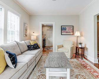 Fully Furnished Upstairs Apt Of Two Family Home In Residential Neighborhood - 萨米特 - 客厅