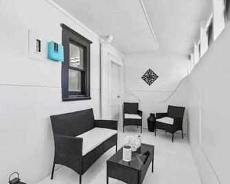 Upstairs half of duplex by Bishop Arts w/King Beds - 达拉斯 - 客厅