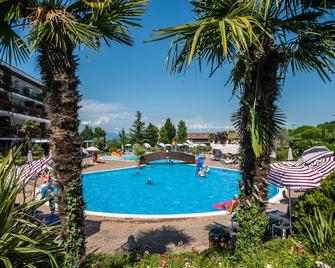 贝拉意大利酒店 - 佩斯基耶拉 - 游泳池