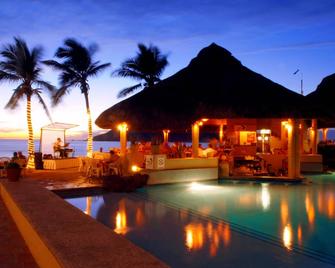 马萨特兰棕榈树度假酒店 - 马萨特兰 - 游泳池