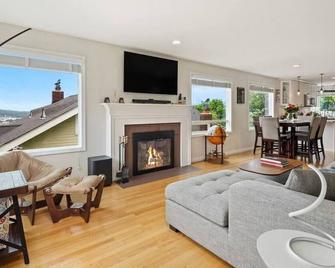 Cheerful 3-bedroom house with stunning backyard! - 西雅图 - 客厅