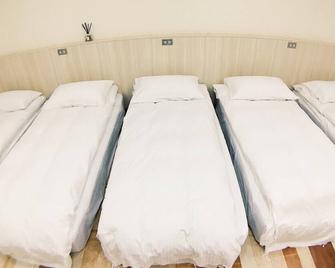 Spacious 12 Person Room close to Railway Station - 台南 - 睡房