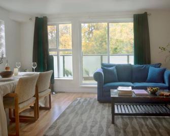Centrally Located Warmingly Cozy and Spacious Home - 温哥华 - 客厅