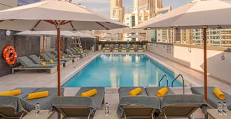 温德姆迪拜码头酒店 - 迪拜 - 游泳池