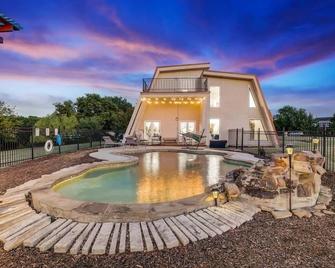 Modern Home - 1 Acre Lot w Pool Patios Jacuzzi - 丹顿 - 游泳池