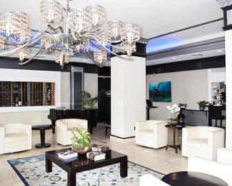 Combo 2 Apartments Ocean Manor - 劳德代尔堡 - 大厅