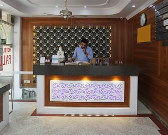 OYO 14710 帕尔维宫酒店 - 新德里 - 柜台