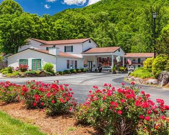 梅姬山谷溪畔小屋酒店 - Maggie Valley - 建筑