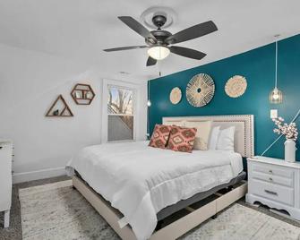 Stylish 3 Bed/2 Bath Home in KC with Fire Pit - 堪萨斯城 - 睡房