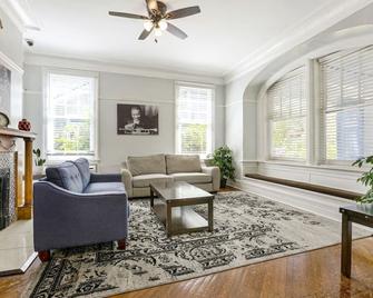 Newly-renovated|Canal St. Room Steps to Hot Spots - 新奥尔良 - 客厅