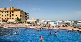 爱米克奥里藏特酒店 - 马略卡岛帕尔马 - 游泳池