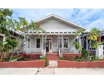 Restored Historic Home In Ybor! Wifi -Ac- Pets Ok - 坦帕 - 建筑