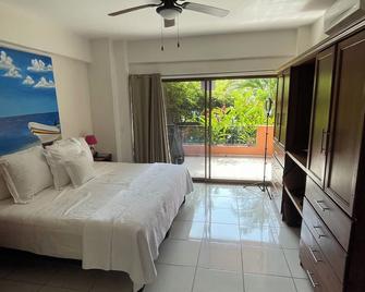 Rare, 1 Bedroom Condo in the Marina, Pool, Marina Boardwalk and Golf Course - 巴亚尔塔港 - 睡房