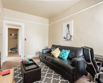 Elegant And Spacious West Oakland Flat Near Bart! - 奥克兰 - 客厅