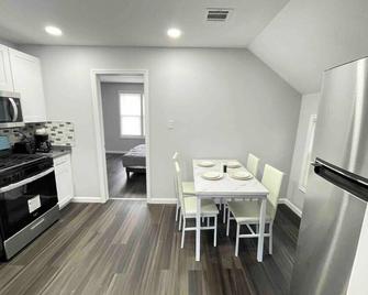 Great Apartment 35 Min To Nyc & 15 To Ewr Airport - 纽瓦克 - 餐厅