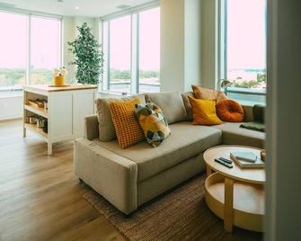New Luxury 1br Penthouse Apt In Central Halifax - 哈利法克斯 - 客厅
