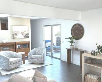 Experience this Belmont Hts Spacious Haven! 4 bd 2 ba for 8, AC, easy pking - 长滩 - 客厅