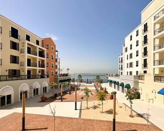 HiGuests - Stylish Waterfront Retreat With Balcony in La Mer - 迪拜 - 建筑