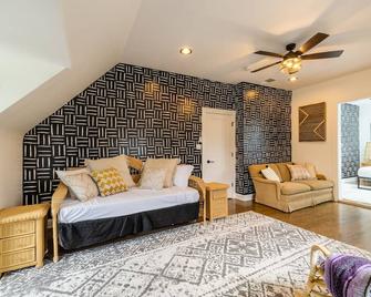Luxe Haus Of Love—Renovated 1938 Cape Cod |heated Flrs |420+ - 斯科基 - 客厅