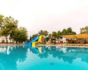 阿尔马斯格林富尔嘉海滩酒店 - 式 - 阿拉尼亚 - 游泳池